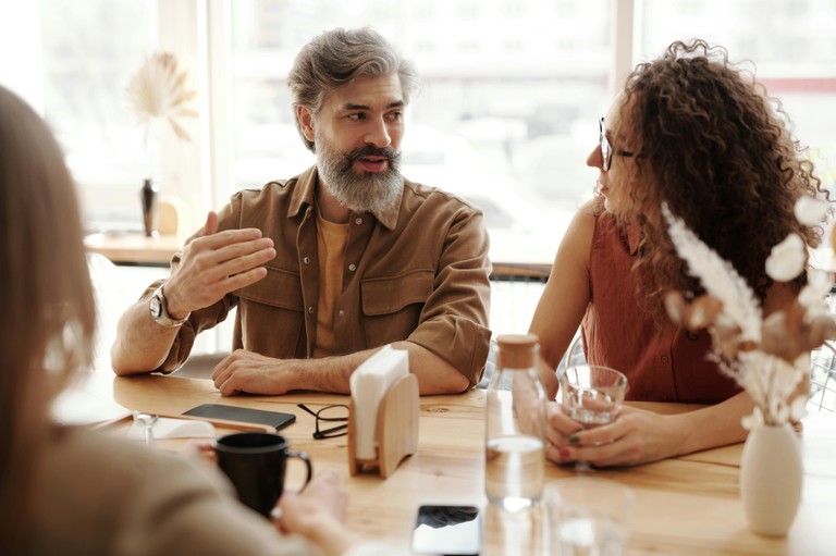 Symbolbild Gedankenaustausch-Café © pexels.com