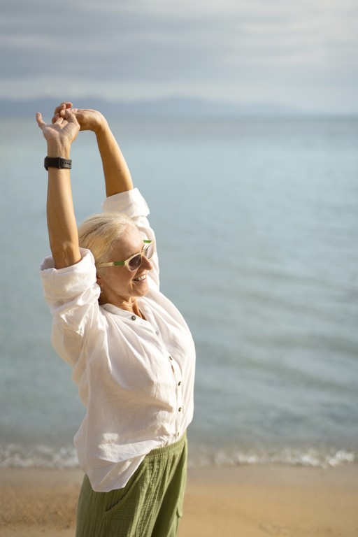 Frau am Strand © Freepik
