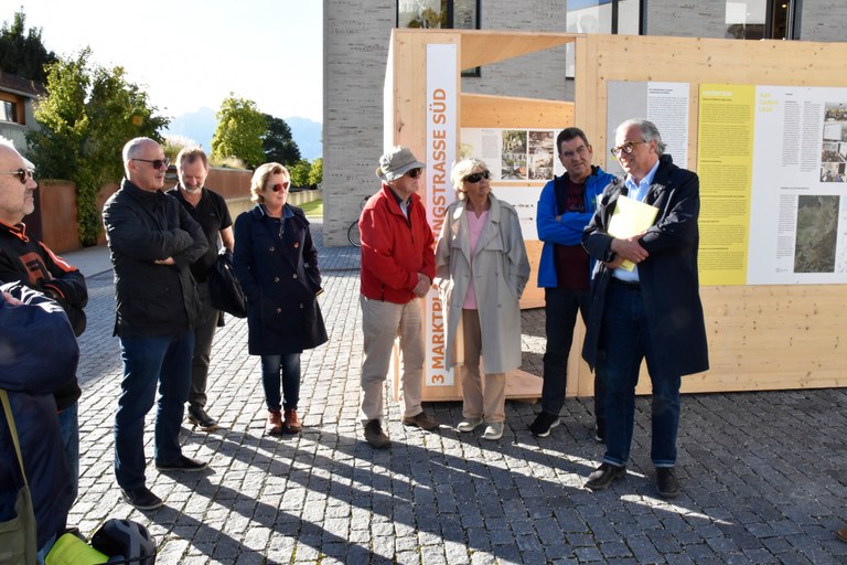 Architekt Wolfgang Ritsch stellte beim ersten Ge(h)spräch durchs Rankweiler Zentrum die geplanten Maßnahmen für den Bereich Bahnhofstraße vor © Marktgemeinde Rankweil/ B. Oswald