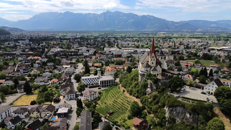 Rankweil von Oben mit Blick auf das Ortszentrum und die Basilika © Marktgemeinde Rankweil / Bernd Oswald