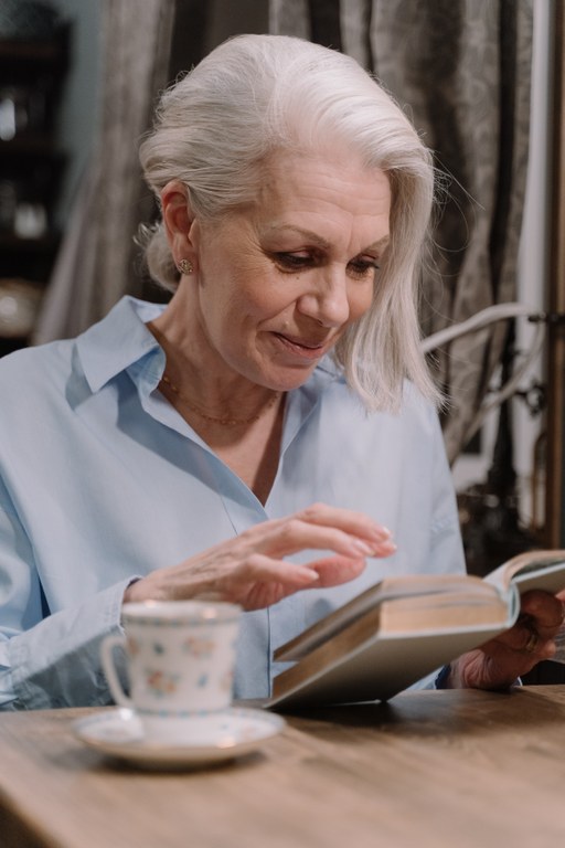 Frau in Gedanken versunken © cottonbro von Pexels