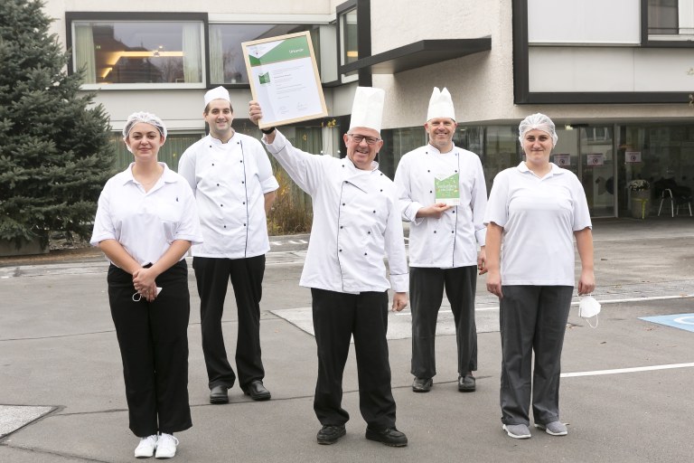Gerhard Jurovic (Mitte) und sein Küchenteam freuten sich sichtlich über die Auszeichnung  © Dietmar Mathis
