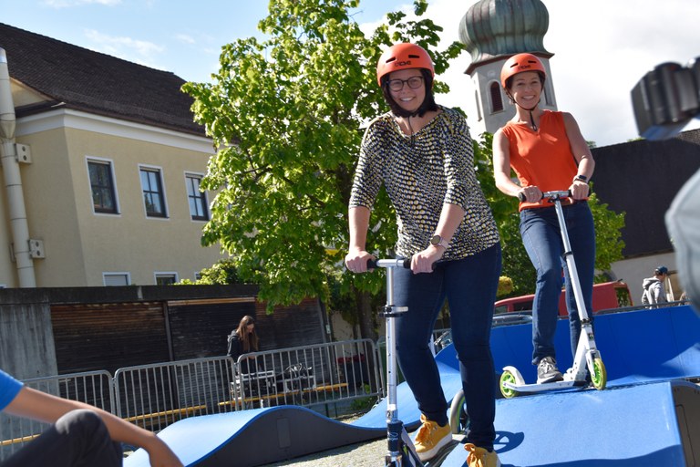 Bgm. Katharina Wöß-Krall und LR Martina Rüscher eröffneten die Pumptrack-Woche © Marktgemeinde Rankweil