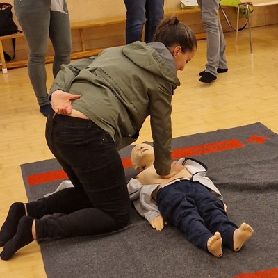 Erste Hilfe bei Säuglings- und Kindernotfällen im Kinder- und Familientreff Bifang