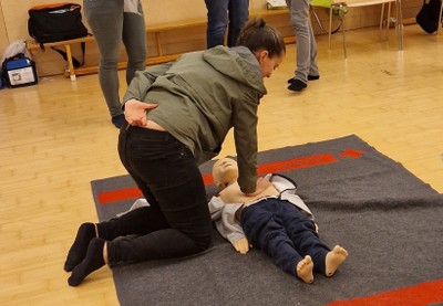 Erste Hilfe bei Säuglings- und Kindernotfällen im Kinder- und Familientreff Bifang Erste Hilfe bei Säuglings- und Kindernotfällen im Kinder- und Familientreff Bifang