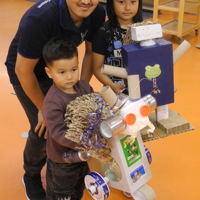 Kinder basteln kreative Roboter aus Abfallmaterialien