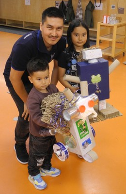 Kinder basteln kreative Roboter aus Abfallmaterialien Kinder basteln kreative Roboter aus Abfallmaterialien