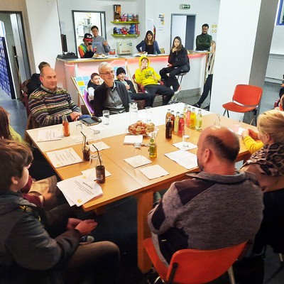 Politik und Jugend an einem Tisch