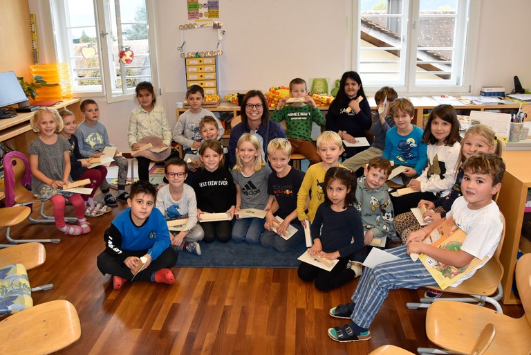 Bürgermeisterin Katharina Wöß-Krall mit den Erstklässlern der Volksschule Markt © MG Rankweil