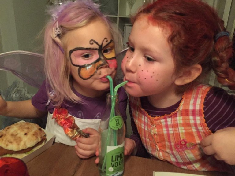 Anna-Marie und Isabella genießen die Limonade VoÜs