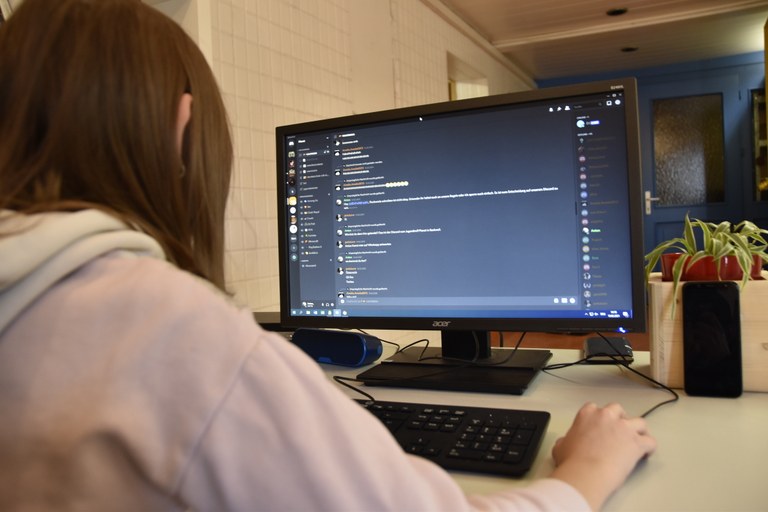 Mädchen am Laptop © Unsplash