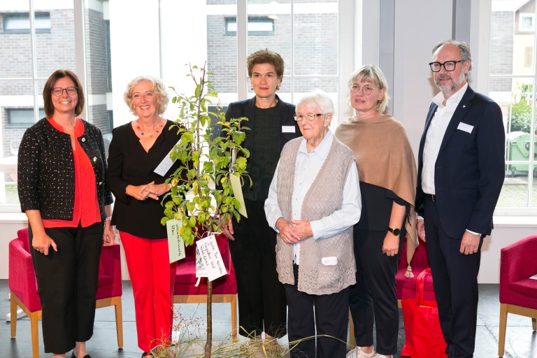 Bgm. Katharina Wöß-Krall, LR Katharina Wiesflecker, Pflegedienstleiterin Barbara Bischof-Gantner, Bewohnerin Anna Bertsch, Silvia Greber (Angehörige eines Bewohners), Geschäftsführer Markus Strolz © Dietmar Mathis