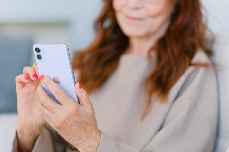 Frau tippt an Handy © pexels/ Anna Shvets