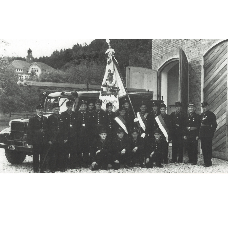 Vor dem Gemeindehaus; Gemeindearchiv Röthis