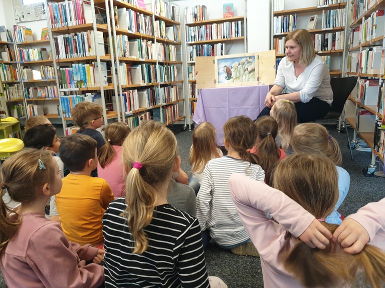 Kindergarten zu Besuch in der Bibliothek © Gemeinde Röthis