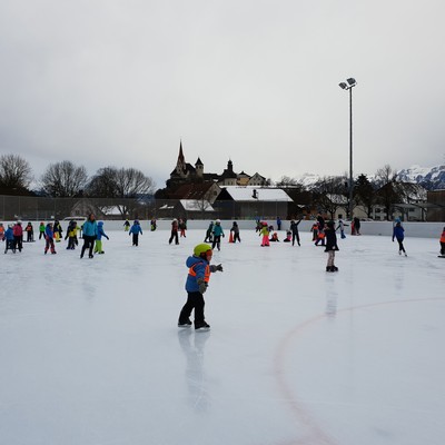 Erster Schneetag im Kindergarten - Eislaufen mit den Großen