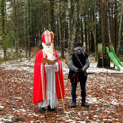 Überraschungsbesuch vom Nikolaus im Wald