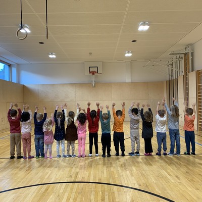 Spiel und Spaß im großen Turnsaal der Volksschule
