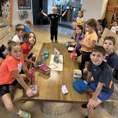 Die 1b und 3a Klasse am Bouldern