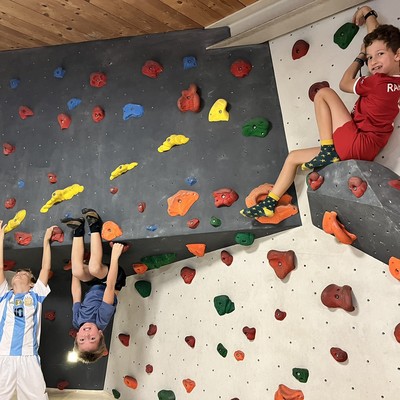 Die 2. und 3b Klasse am Bouldern
