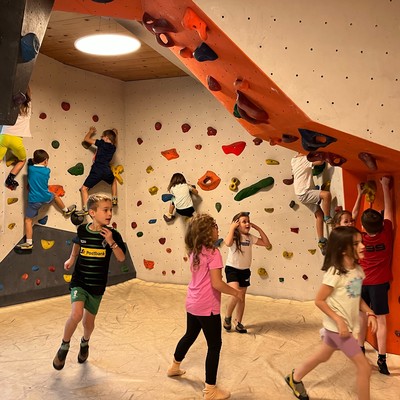 Die VS Röthis geht Bouldern