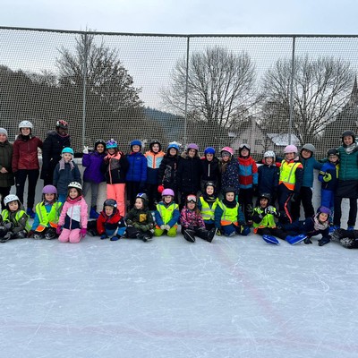 Die 1a geht mit der 3. Klasse Eislaufen