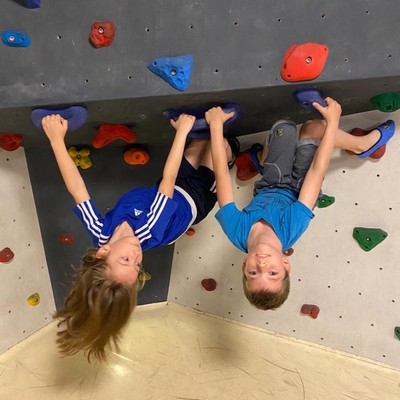 Die 1a und 4. Klasse in der Boulderhalle