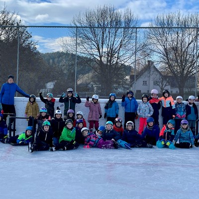 Die 1b und 3. Klasse am Eislaufplatz in Rankweil
