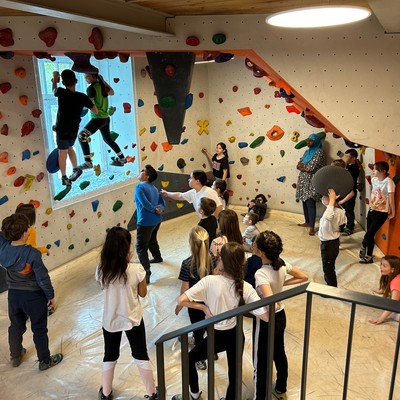 Die 1b und 3. Klasse gehen Bouldern