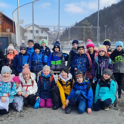 Die 2. Klasse am Eislaufplatz