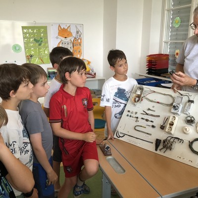 Die 2. Klasse bekommt Besuch vom Elektriker