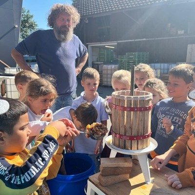 Die 2. Klasse besucht den Bauernhof