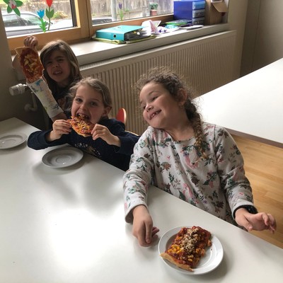 Die 2. Klasse versucht sich als Pizzabäcker