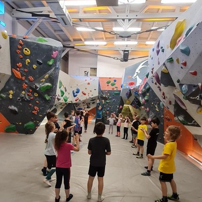 Die Zweitklässler besuchen die Boulderhalle