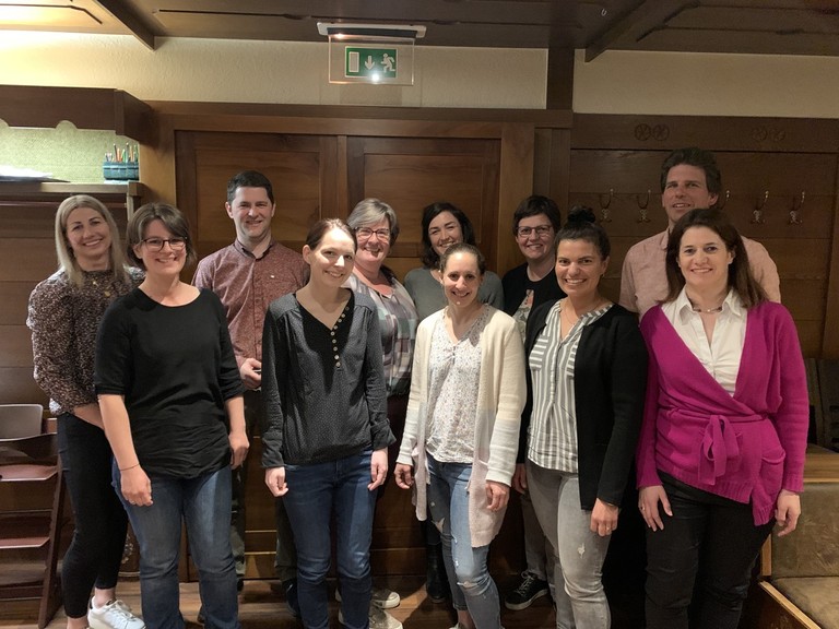 v.l.: Sarah Pöder-Ludescher (Rechnungsprüferin), Petra Feurstein (Beirätin), Dir. Martin Huchler, Angelika Keckeis (Beirätin), Ruth Bickel, Sabine Peter (Obfrau), Sarah Rädler (Rechnungsprüferin), Julia Künzle (Kassierin), Jasmine Peter (Schriftführerin), Wolfgang Schenk (Beirat), Andrea Höfle-Stenech (Obfrau-Stv.)