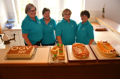 OGV Team mit 100 Jahre Kuchen