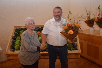 Ein Blumenstrauß für das Ehrenmitglied Lore Frick