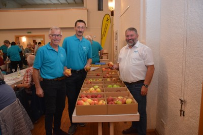 Apfelstation mit Karl-Heinz Marte, Heinrich Lampert und Obmann Guntram Mündle