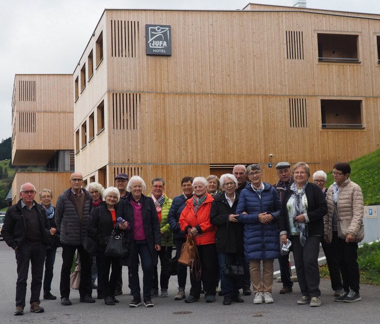 SeniorInnen vor dem JUFA-Hotel