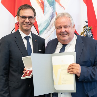 Alt-Bürgermeister Karl Wutschitz wird für sein herausragendes Engagement geehrt