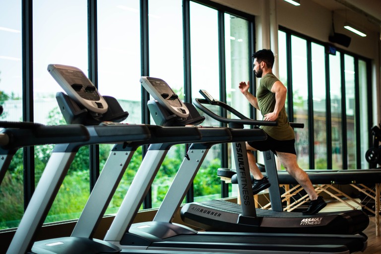 Mann auf Laufband_Fitnessstudio © pexels.jpg