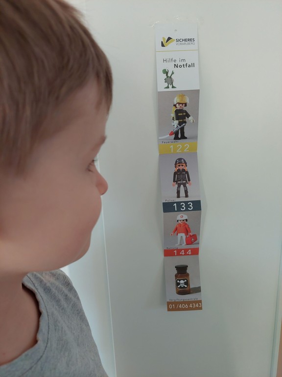 Notfallkarte Kinder_in Augenhöhe anbringen © Sicheres Vorarlberg