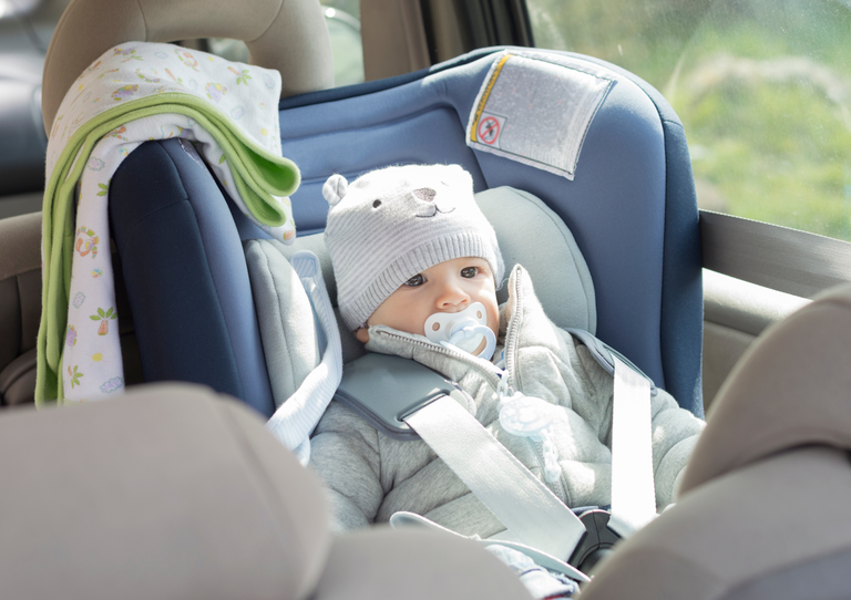Dicke Kleidung im Auto © Canva.png