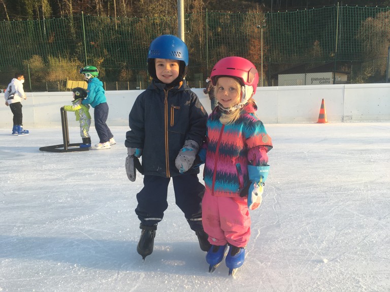 Eislaufen_Kinder mit Helm © Sicheres Vorarlberg