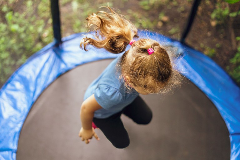Mädchen auf Trampolin_©Shutterstock
