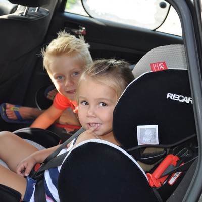 Kinder im Auto vor Hitze schützen