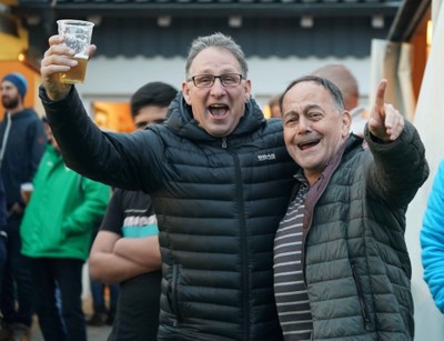 33_Jubel bei den Fans.jpg