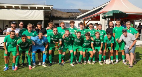 Pokalübergabe für Gewinn der Hansesun Super Liga