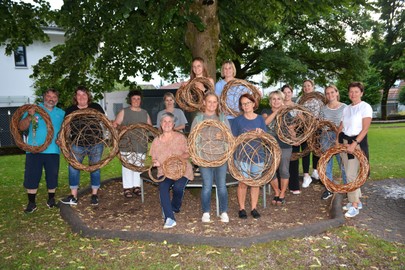 Kreatives Flechten mit Renate Moosbrugger und Sigrid Schertler am Mittwoch, 26.6.2024 in Volksschule Sulz