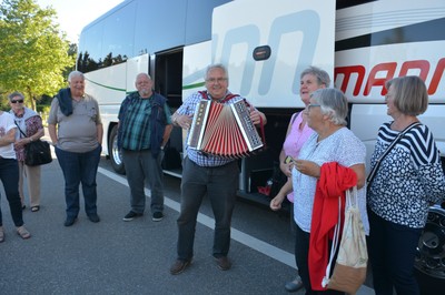 Busfahrer Helmut mit der Handorgel